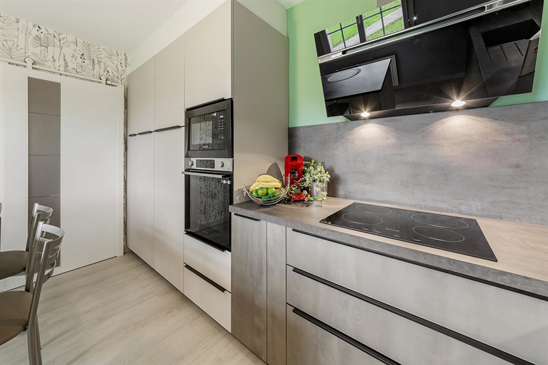 Cuisine fermée de style moderne noir et gris à Bretignolles 8