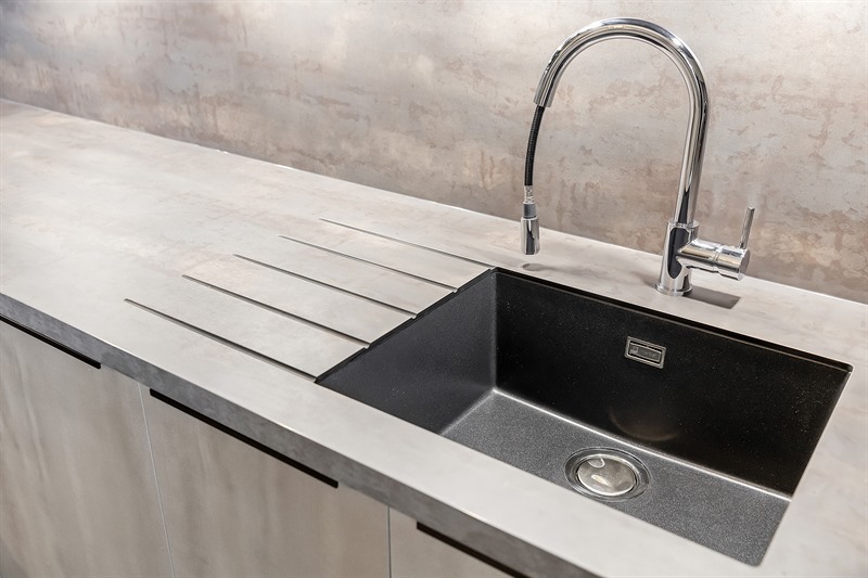 Cuisine fermée de style moderne noir et gris à Bretignolles 9