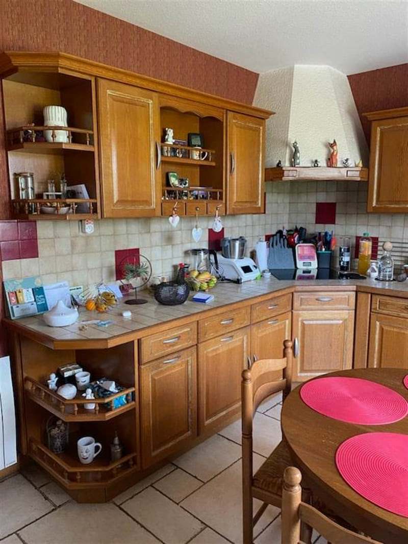 Cuisine fermée de style moderne noir et gris à Bretignolles 10