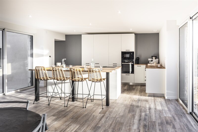 Cuisine ouverte de style moderne bois à La Romagne 2