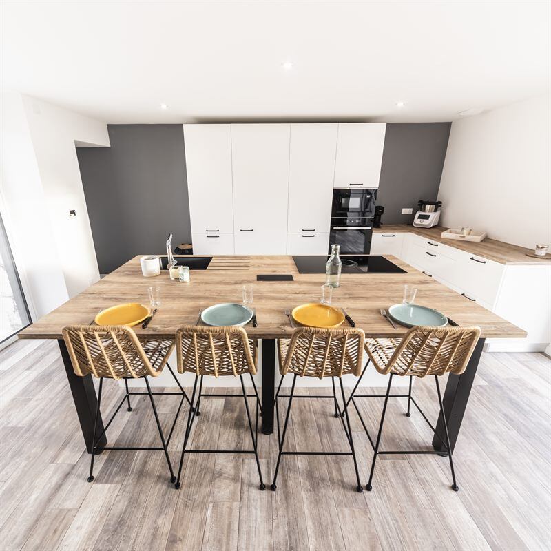 Cuisine ouverte de style moderne bois à La Romagne 3