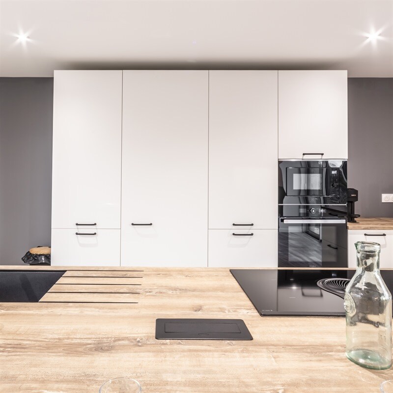 Cuisine ouverte de style moderne bois à La Romagne 4