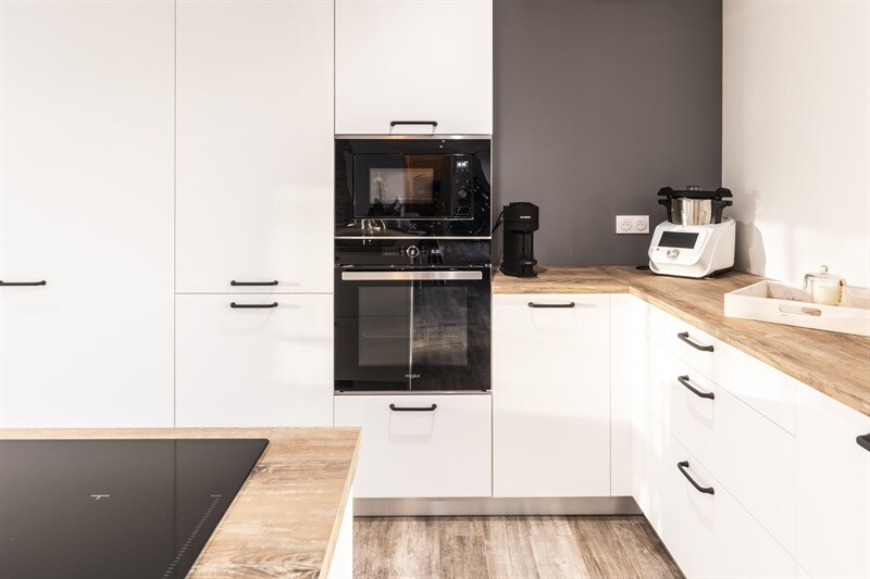 Cuisine ouverte de style moderne bois à La Romagne 5