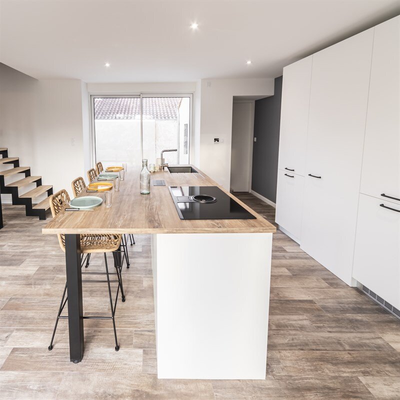Cuisine ouverte de style moderne bois à La Romagne 6