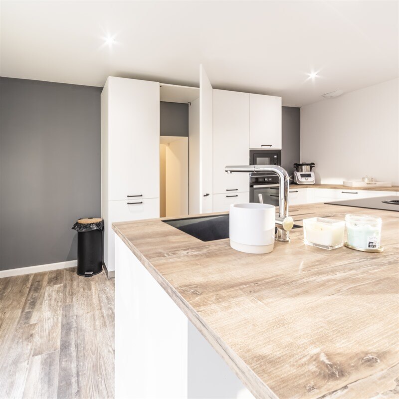 Cuisine ouverte de style moderne bois à La Romagne 8
