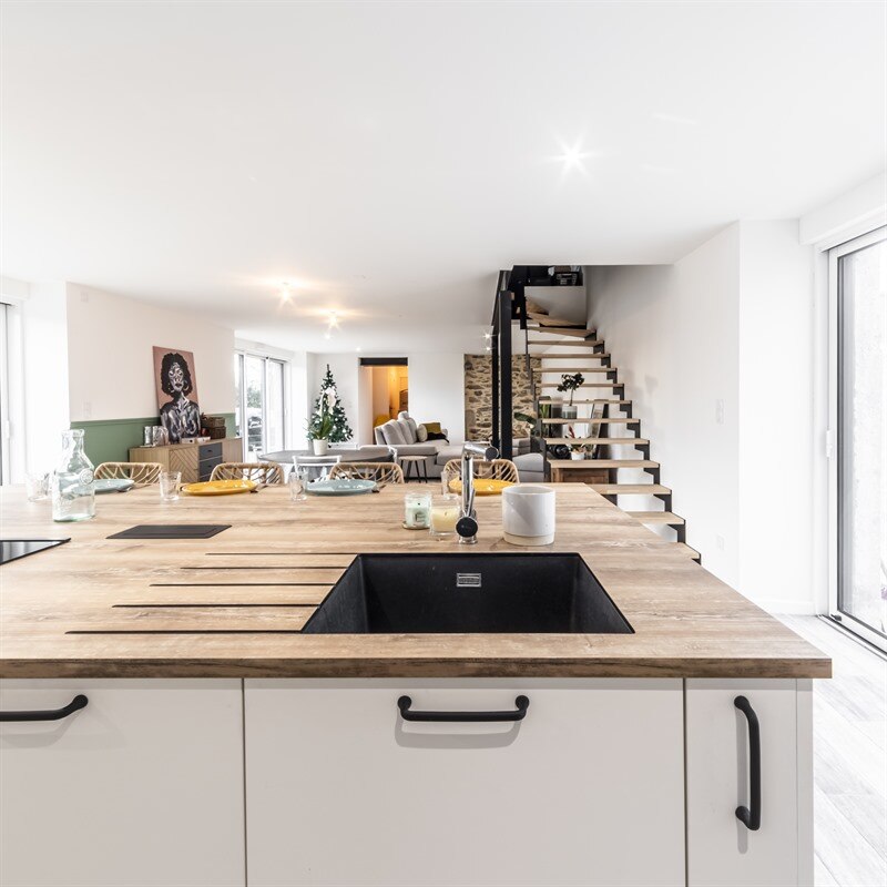 Cuisine ouverte de style moderne bois à La Romagne 9