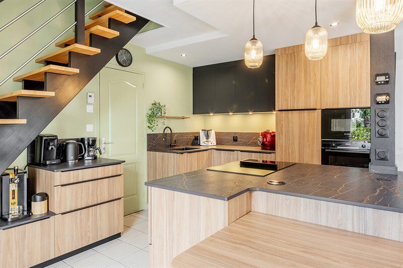 Cuisine ouverte de style moderne bois et noir à Crosmieres 2