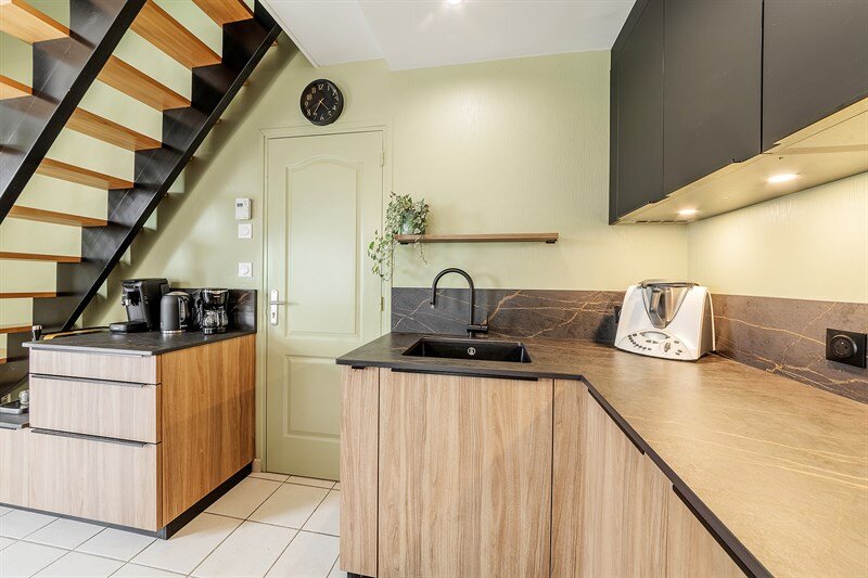 Cuisine ouverte de style moderne bois et noir à Crosmieres 7