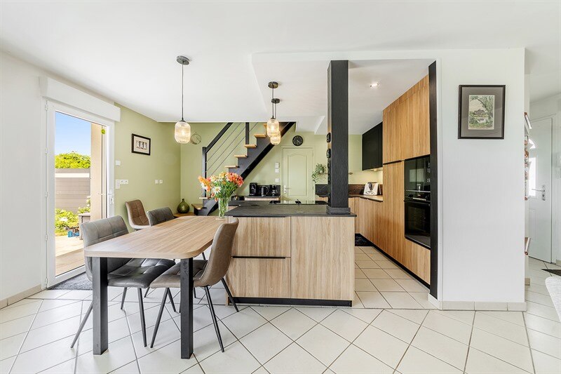 Cuisine ouverte de style moderne bois et noir à Crosmieres 8