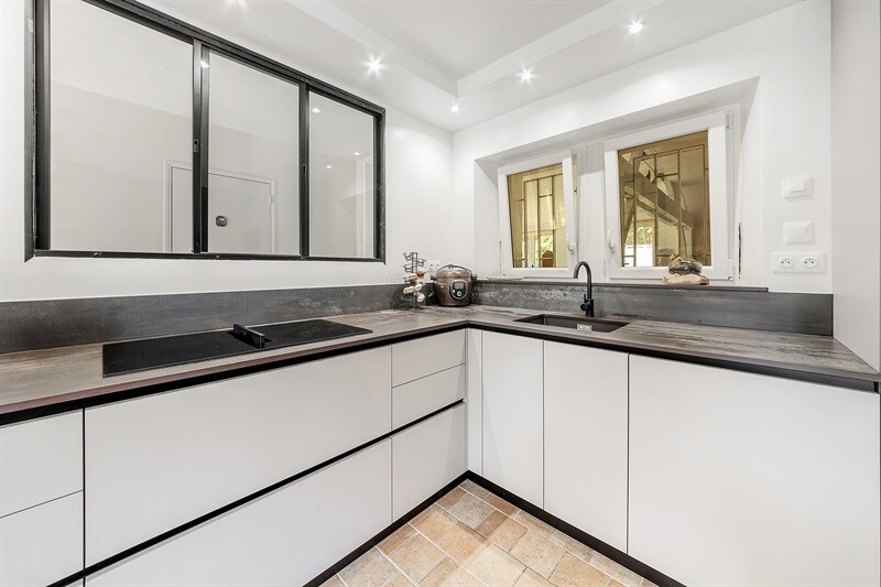 Cuisine fermée de style moderne bois, noir et beige à Precigne 3
