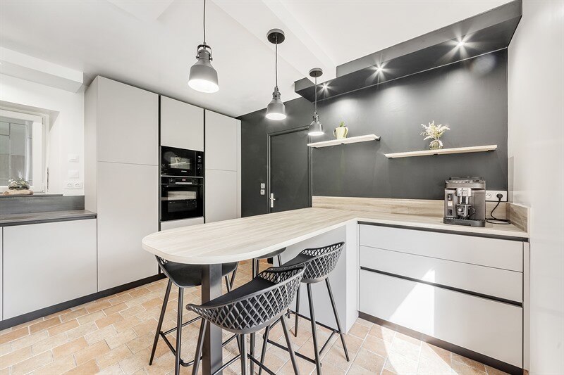 Cuisine fermée de style moderne bois, noir et beige à Precigne 4