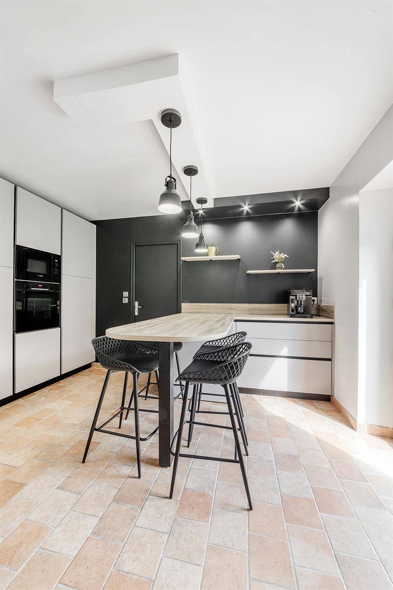 Cuisine fermée de style moderne bois, noir et beige à Precigne 5