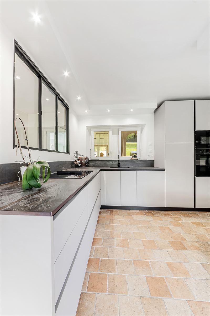 Cuisine fermée de style moderne bois, noir et beige à Precigne 6