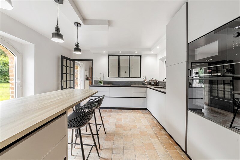 Cuisine fermée de style moderne bois, noir et beige à Precigne 7