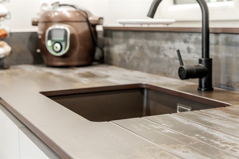 Cuisine fermée de style moderne bois, noir et beige à Precigne 10