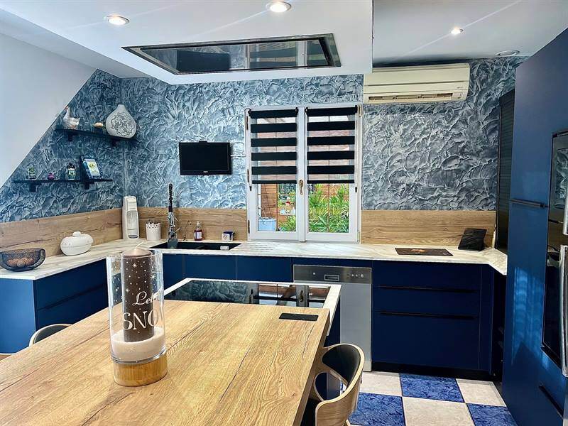 Cuisine moderne bois, blanc et bleu roi à Gonfreville l'Orcher 1