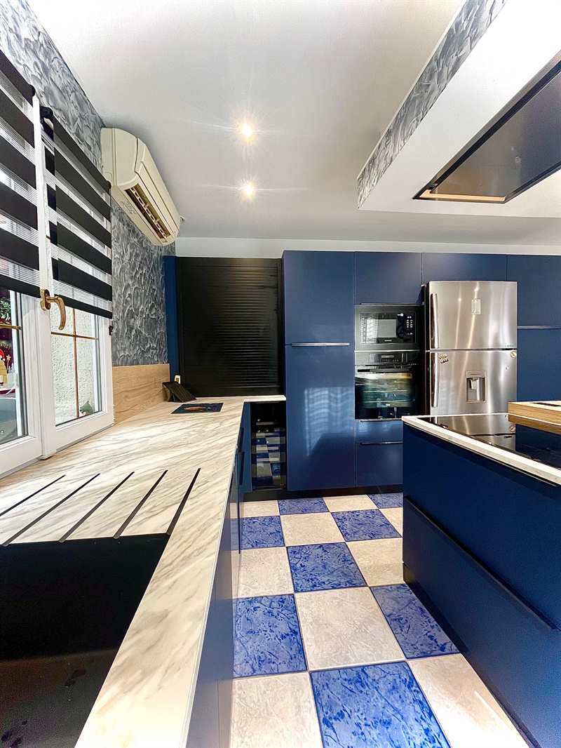 Cuisine moderne bois, blanc et bleu roi à Gonfreville l'Orcher 3