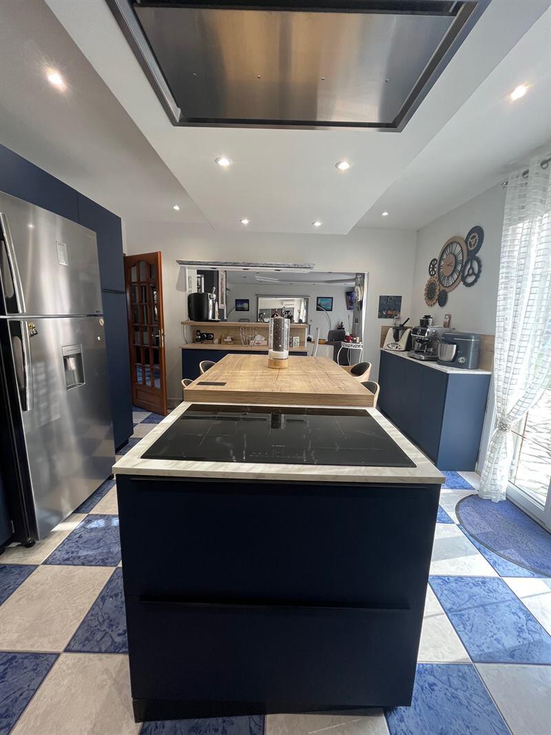 Cuisine moderne bois, blanc et bleu roi à Gonfreville l'Orcher 7