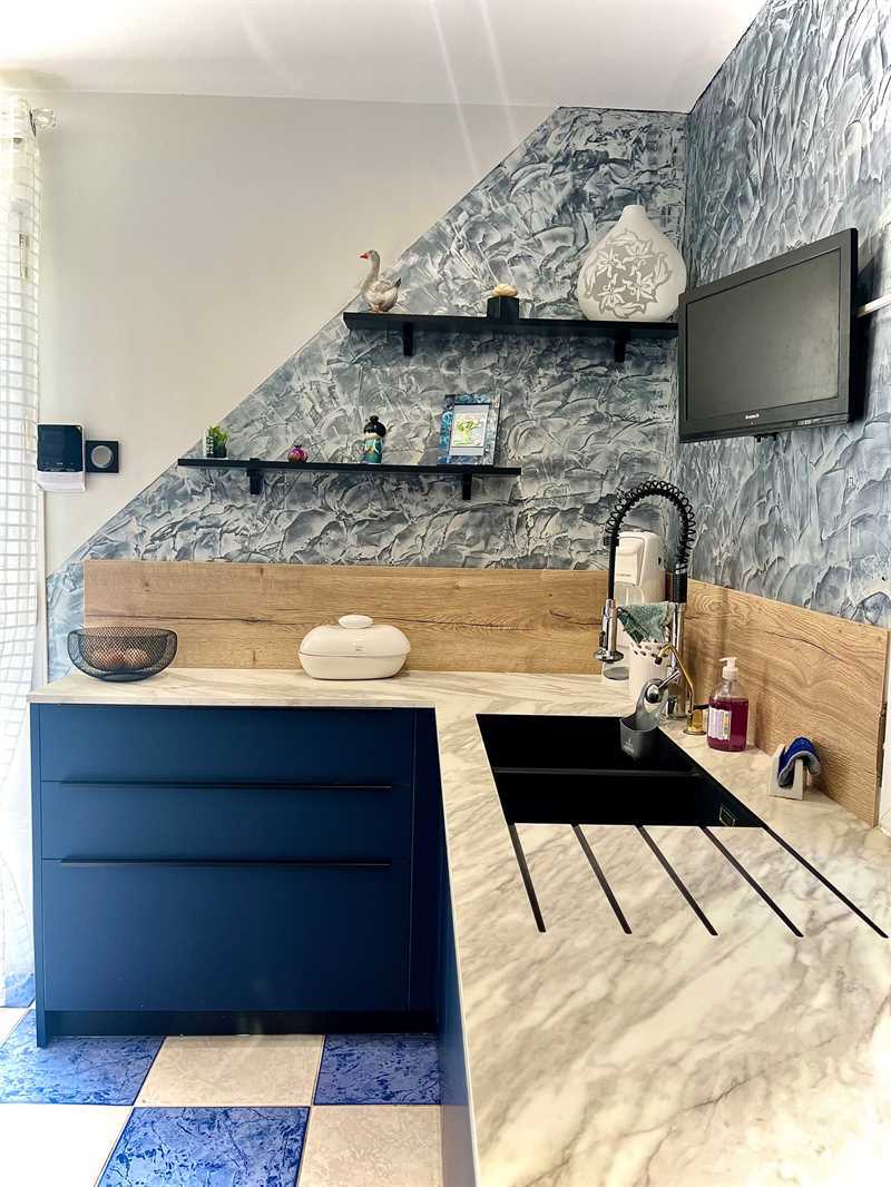 Cuisine moderne bois, blanc et bleu roi à Gonfreville l'Orcher 9