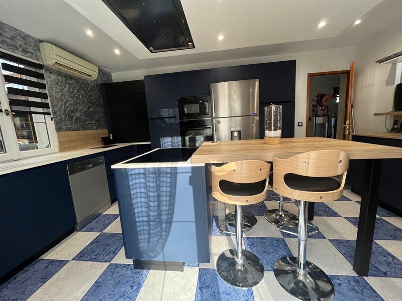 Cuisine moderne bois, blanc et bleu roi à Gonfreville l'Orcher 10