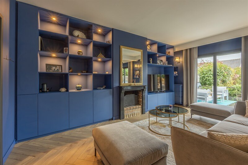 Salon-séjour avec bibliothèque déco bleu au Havre 1