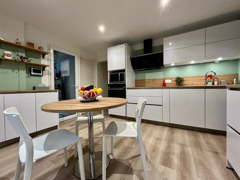 Cuisine fermée de style moderne bois et blanc à Montivilliers 1
