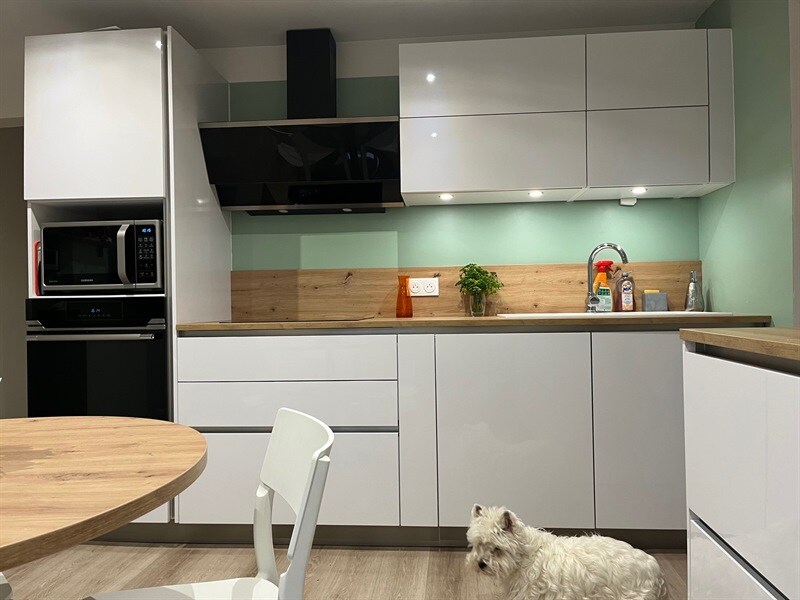 Cuisine fermée de style moderne bois et blanc à Montivilliers 2