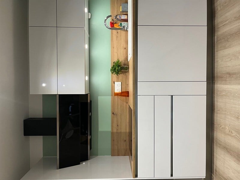 Cuisine fermée de style moderne bois et blanc à Montivilliers 3