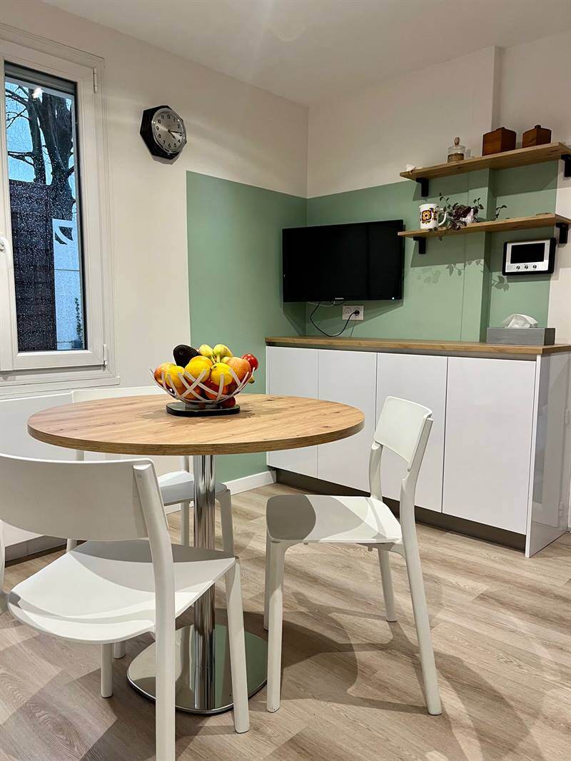 Cuisine fermée de style moderne bois et blanc à Montivilliers 5