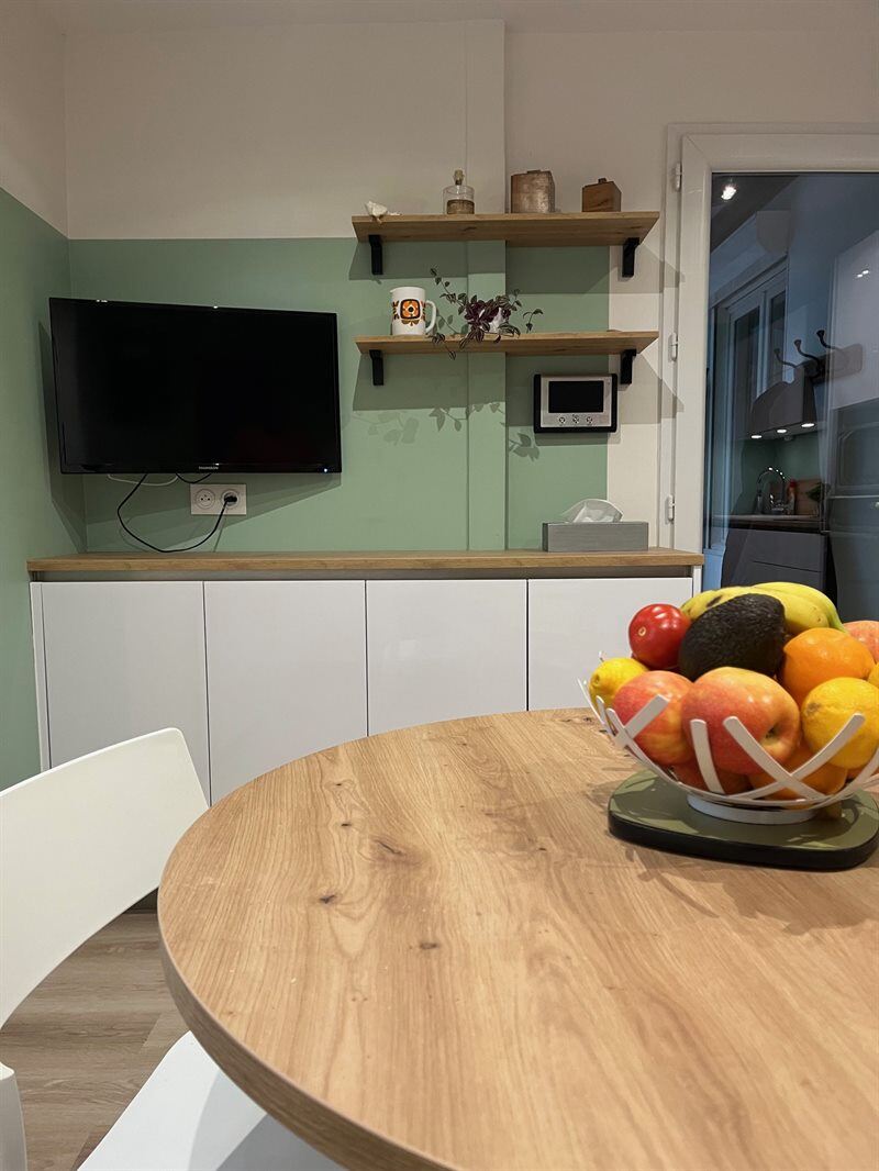Cuisine fermée de style moderne bois et blanc à Montivilliers 6