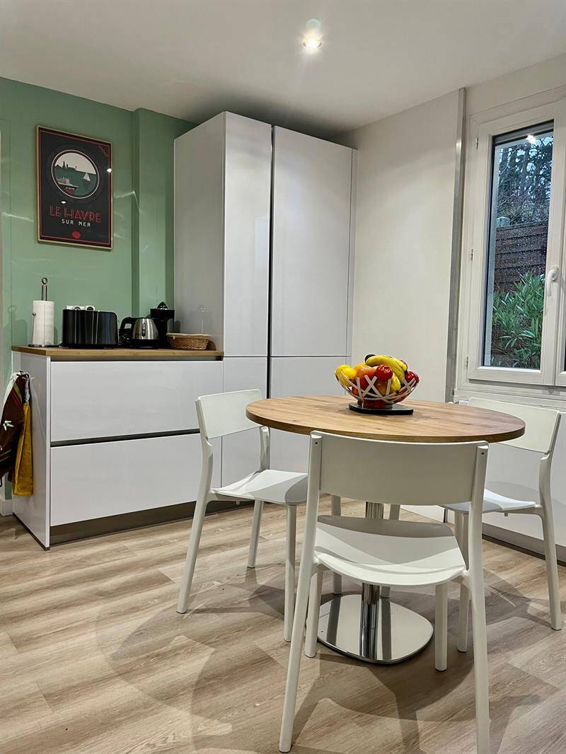 Cuisine fermée de style moderne bois et blanc à Montivilliers 7