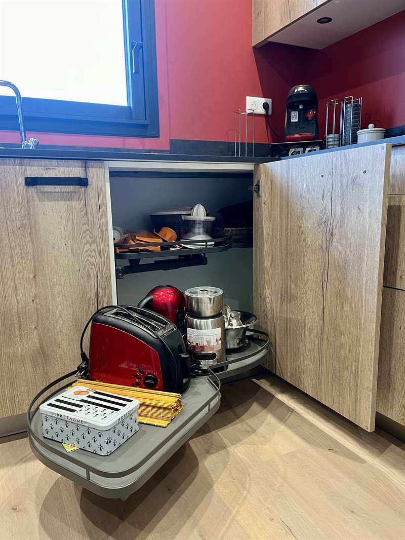Cuisine fermée de style campagne bois et noir à Cauville-sur-Mer 4