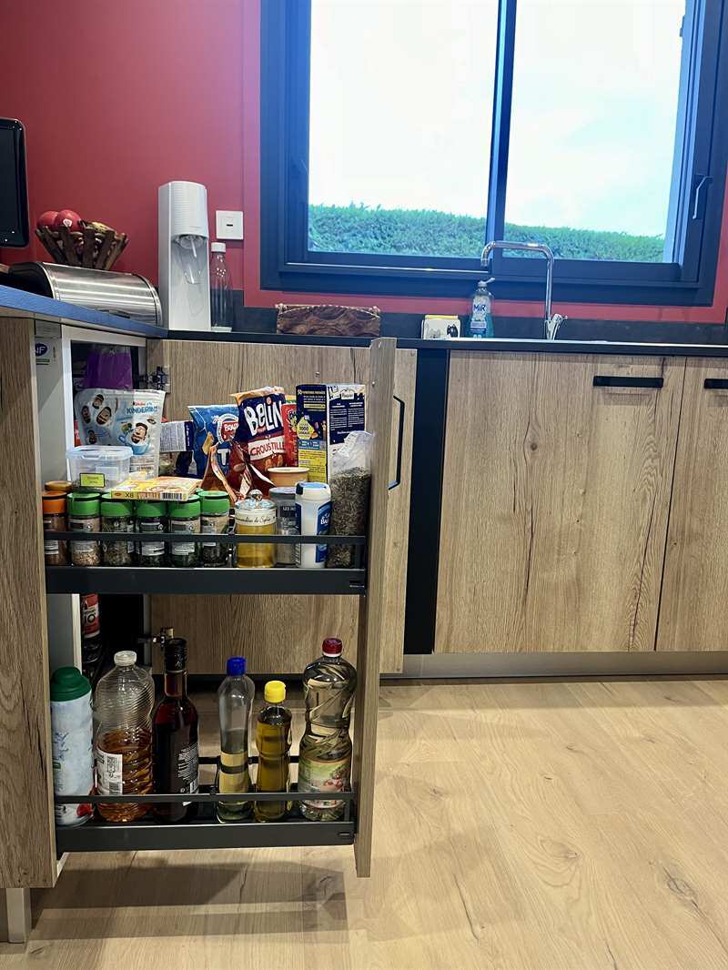 Cuisine fermée de style campagne bois et noir à Cauville-sur-Mer 7