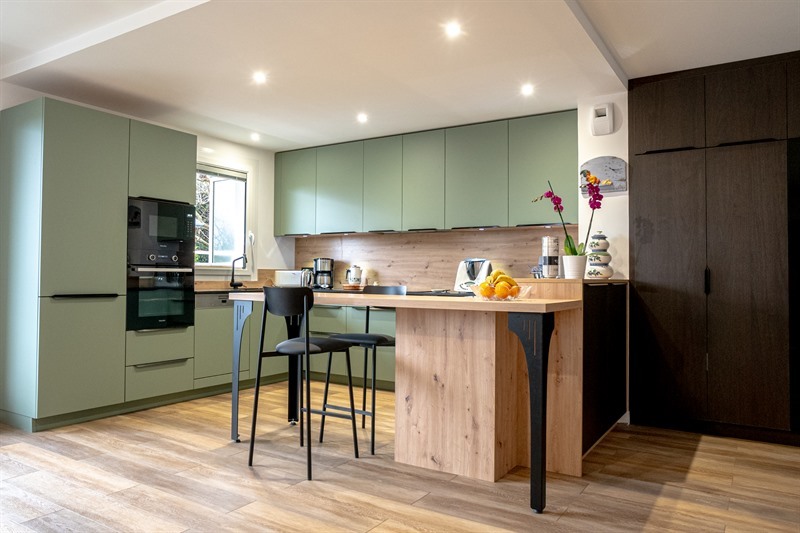Cuisine contemporaine bois et vert à Le Havre 1