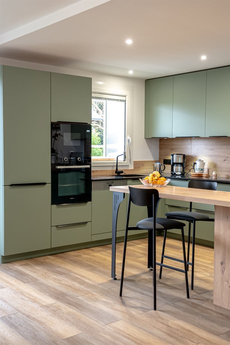 Cuisine contemporaine bois et vert à Le Havre 3