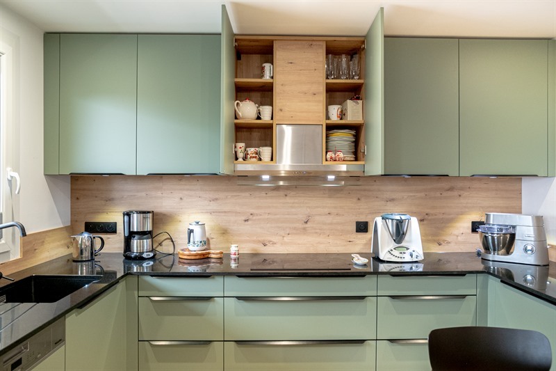 Cuisine contemporaine bois et vert à Le Havre 4