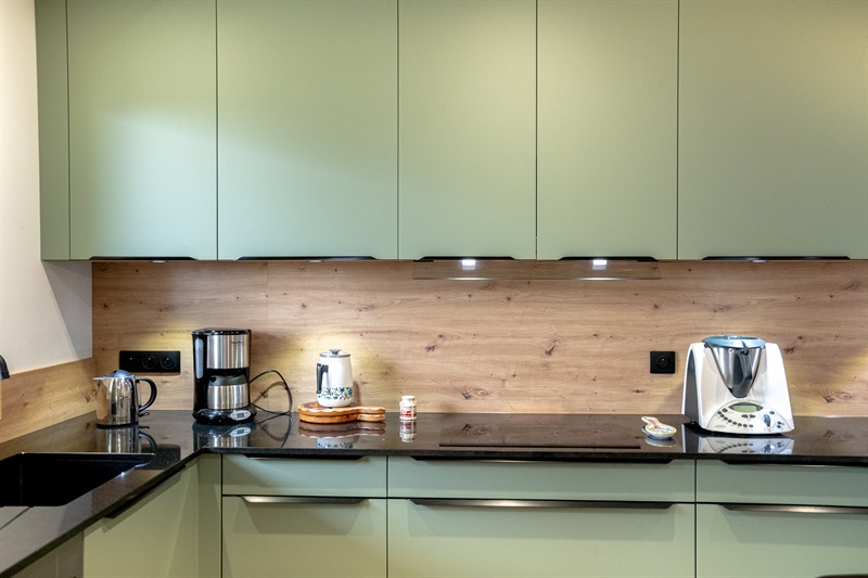 Cuisine contemporaine bois et vert à Le Havre 5