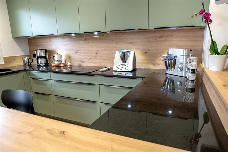Cuisine contemporaine bois et vert à Le Havre | Raison Home - 8