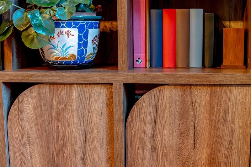 Bibliothèque bois, noir et rouge à Octeville-sur-Mer | Raison Home - 3