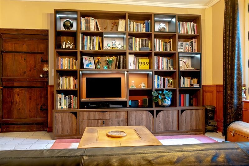 Bibliothèque bois, noir et rouge à Octeville-sur-Mer | Raison Home - 9