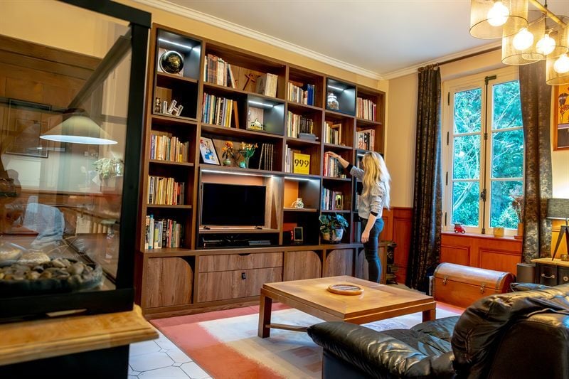 Bibliothèque bois, noir et rouge à Octeville-sur-Mer | Raison Home - 10