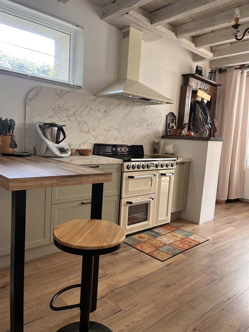 Cuisine ouverte de style campagne bois, blanc et vert à St Jouin Bruneval | Raison Home - 6