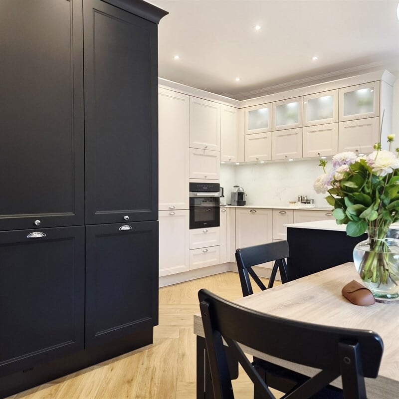 Cuisine fermée de style campagne beige à Le Havre | Raison Home - 1