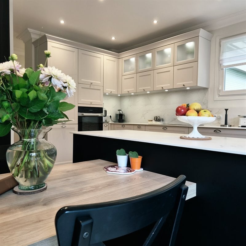 Cuisine fermée de style campagne beige à Le Havre | Raison Home - 2
