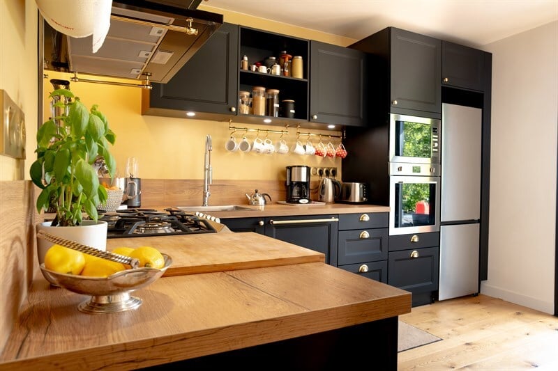 Cuisine fermée de style campagne bois et noir à Gerville | Raison Home - 1