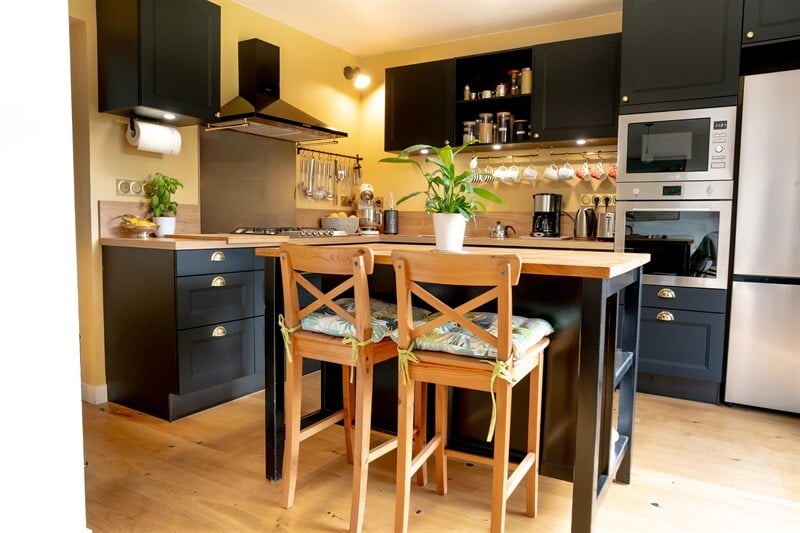 Cuisine fermée de style campagne bois et noir à Gerville | Raison Home - 4