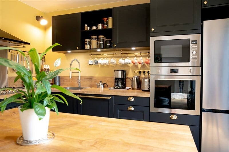 Cuisine fermée de style campagne bois et noir à Gerville | Raison Home - 5