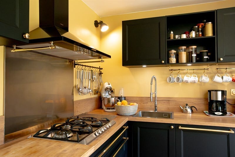 Cuisine fermée de style campagne bois et noir à Gerville | Raison Home - 7
