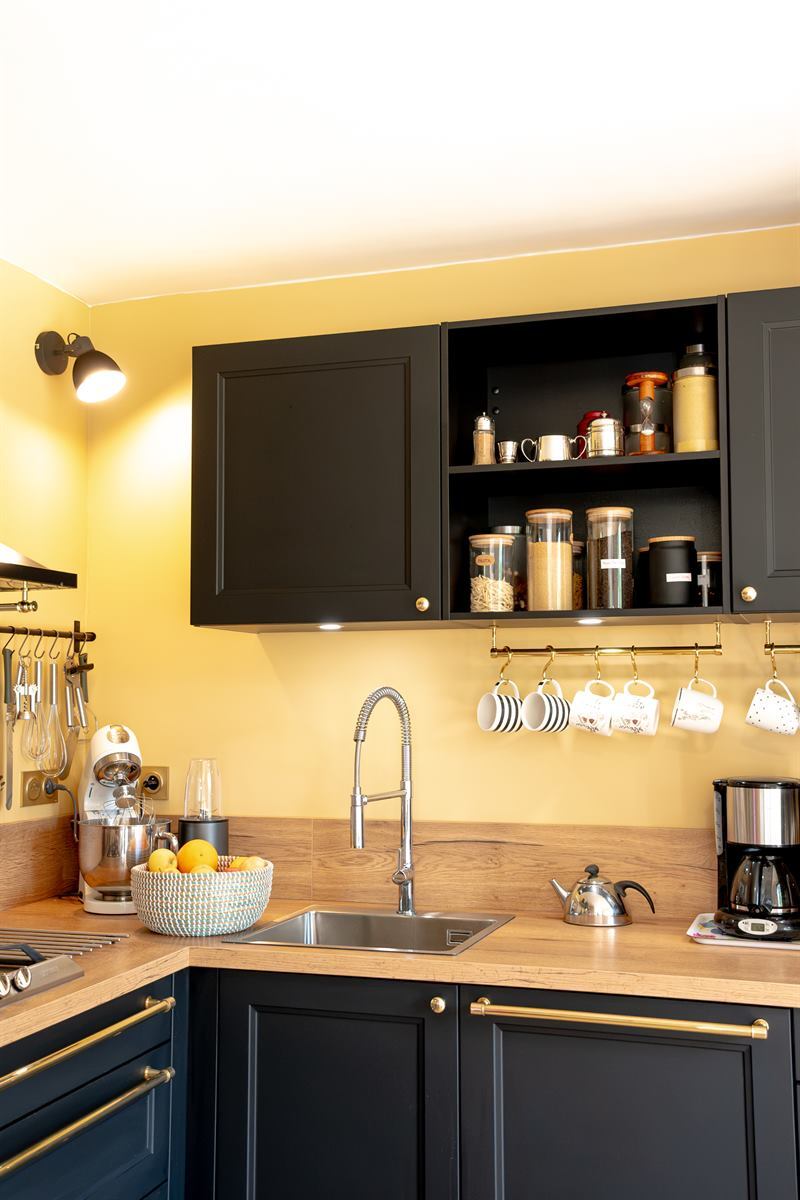 Cuisine fermée de style campagne bois et noir à Gerville | Raison Home - 9