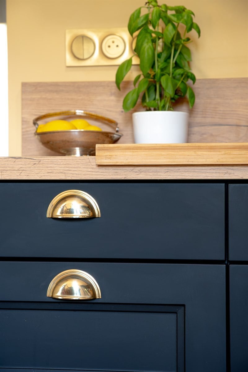 Cuisine fermée de style campagne bois et noir à Gerville | Raison Home - 10